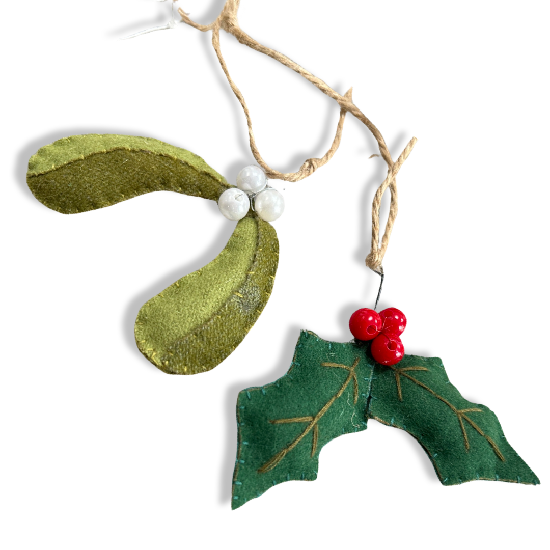 Felt Holly & Mistletoe Garland