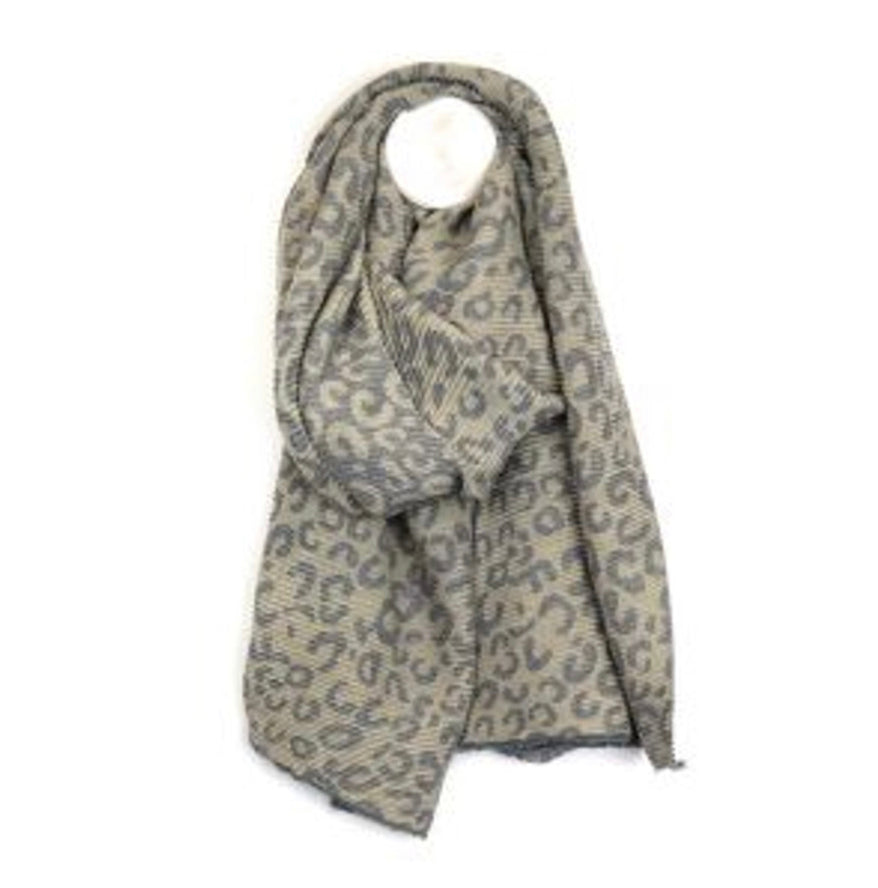 Reversible light grey crinkle leopard print scarf